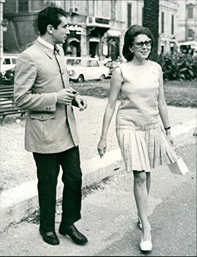 Vintage fotó Hercegnő Soraya sétál egy ember.
