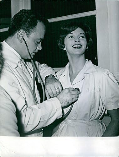 Vintage fotó Raymond Pellegrin, mint orvos ellenőrzése szívverése Hajnal Addams, 1958