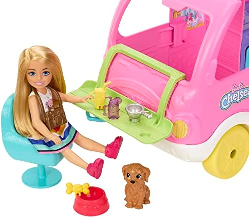 Barbie Új 2023 Camper, Chelsea 2-in-1 Playset Kis Baba, 2 Háziállat & 15 Tartozékok, Jármű Átalakítja a Tábor Helyén [ Kizárólagos]