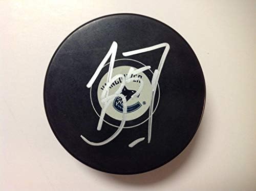 Troy Stecher Aláírt Dedikált Vancouver Canucks Hockey Korong egy - Dedikált NHL Korong