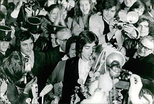 Vintage fotó Sheila pedig Ringo körülvéve, fotósok, mind a szurkolók az esküvő napján.