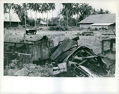 Vintage fotó SZUMÁTRA LÁZADÓK. A hegek a harc a holland továbbra körül Padang. Bányásztak, s összetört járművek még mindig alom