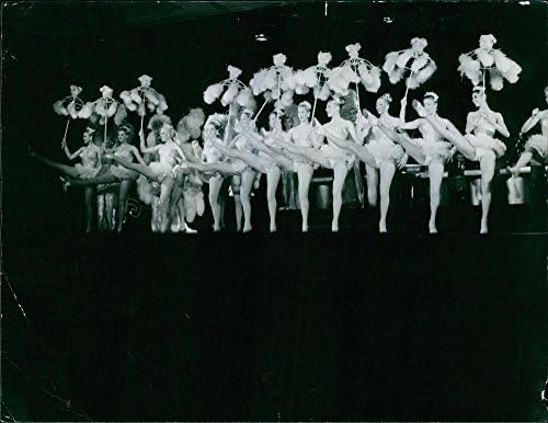Vintage fotó Blue Bell lányok a színpadon a Lido, Párizs.- 1958